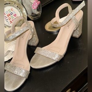 De blossom , size 10 , color silver shimmer